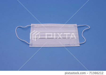 藍色背景上的白色健康面具 藍色背景上的白色健康面具 71366212