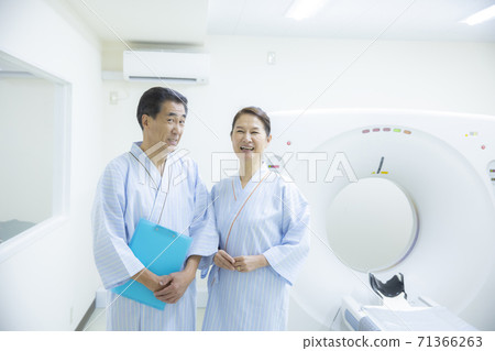 CT examination couple human dock CT examination couple human dock 71366263