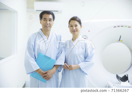 CT examination couple human dock CT examination couple human dock 71366267