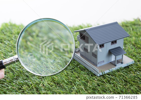 住宅模型和放大鏡 住宅模型和放大鏡 71366285
