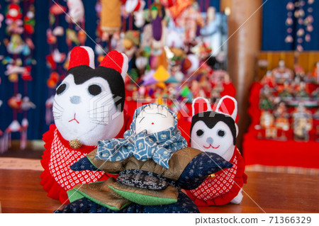 A dog amulet that protects a baby 71366329