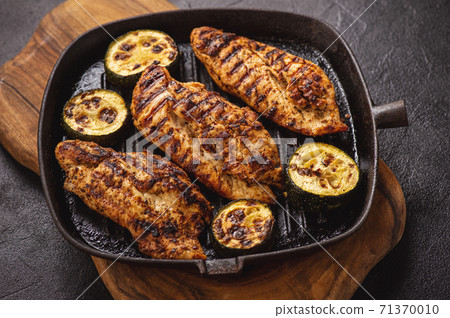 Grilled chicken breasts and zucchini. 71370010