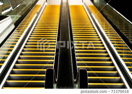 辦公區的夜間自動扶梯 71370016
