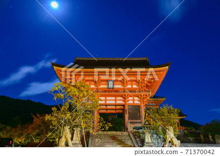 Beautiful night view of Kiyomizu Temple Beautiful night view of Kiyomizu Temple 71370042