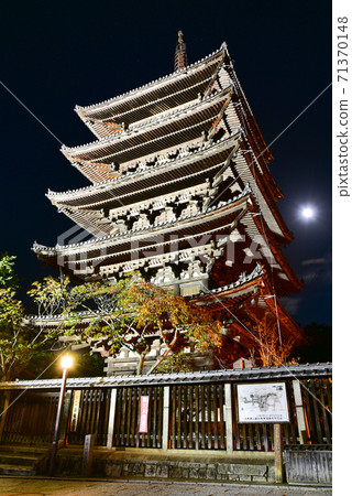 Kyoto Yasaka-dori and the five-storied pagoda 71370148