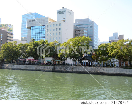 在神社旁邊的露天咖啡館 71370725