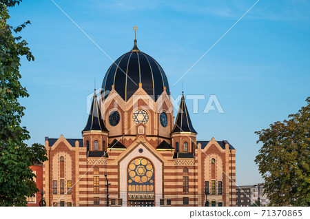 Old synagogue against blue sky and trees, Kaliningrad, Russia 71370865