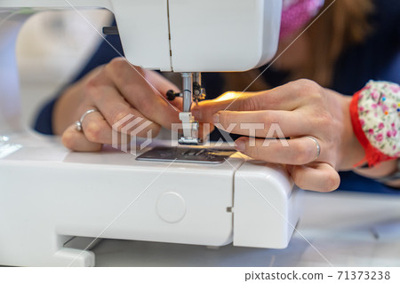 thread replacement in a sewing machine for stapling fabric 71373238
