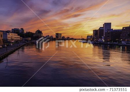 Sunset and sunset over the Nusamai Bridge and Kushiro River 71373551
