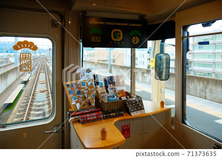 在京都探戈鐵路的福知山站停靠的青松列車內 71373635
