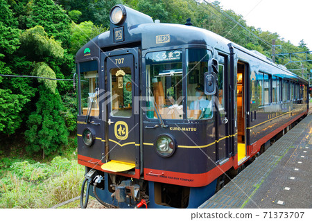 餐館列車黑鬆在京都探戈鐵路的上山口奈久站下車 71373707