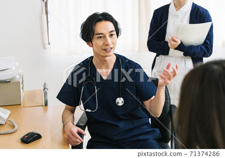 Examining doctor 71374286