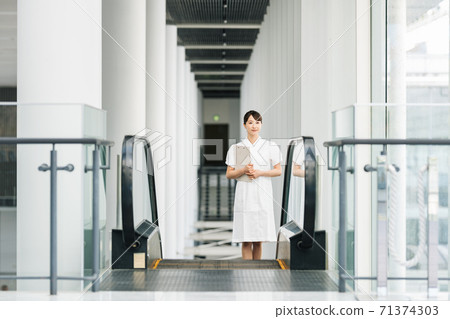 護士在設施中移動 護士在設施中移動 71374303