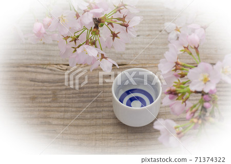 蛇的眼睛野口和櫻花橢圓形模糊 71374322
