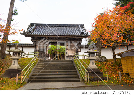 World heritage Iwate Chusonji autumn leaves Honbo front gate 71375122