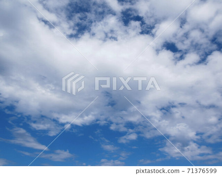 Dynamic clouds that shine in the sky 71376599