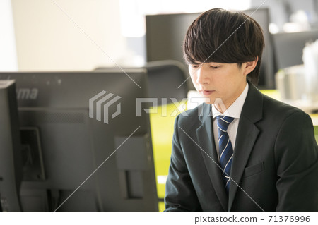 在辦公室工作的年輕人 71376996