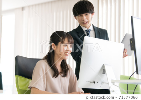 日本年輕人在辦公室工作 日本年輕人在辦公室工作 71377066