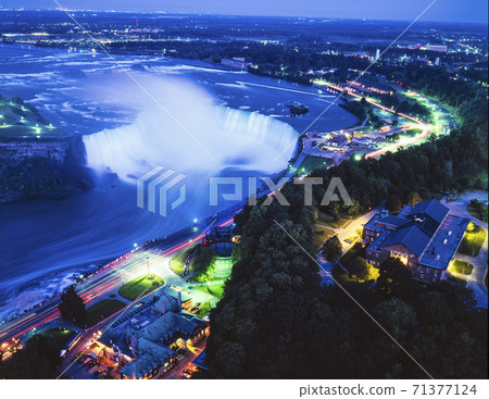 從加拿大斯凱倫塔的加拿大瀑布夜景 從加拿大斯凱倫塔的加拿大瀑布夜景 71377124