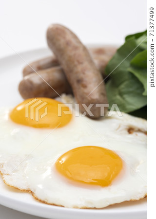 Fried eggs and wiener 71377499
