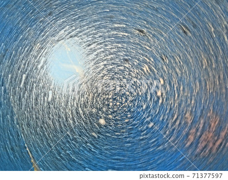 從水里仰望著旋轉的天空 71377597