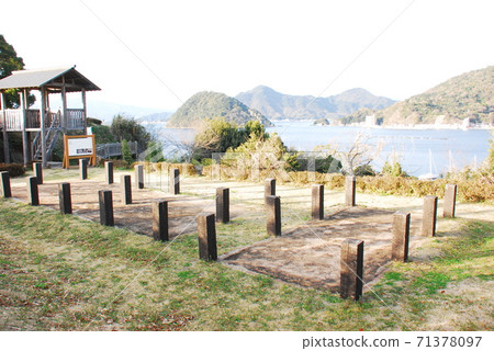 一部分支柱是在國家歷史遺跡長濱城跡(靜岡縣沼津市)的第二彎輪出土的出土支柱建築物中復制的。 一部分支柱是在國家歷史遺跡長濱城跡(靜岡縣沼津市)的第二彎輪出土的出土支柱建築物中復制的。 71378097