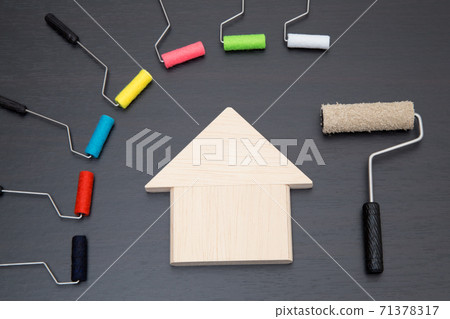 Image of painting the exterior wall of a house, choosing a painting color Image of painting the exterior wall of a house, choosing a painting color 71378317