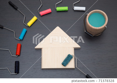 Image of painting the exterior wall of a house, choosing a painting color Image of painting the exterior wall of a house, choosing a painting color 71378328