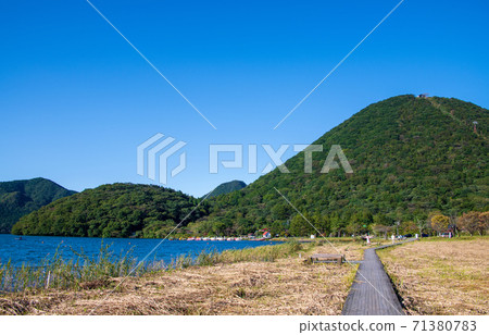 從春奈湖的岸邊看初秋的春奈山縣立春奈公園 71380783