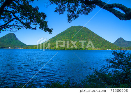 初秋,從榛名湖的岸上眺望榛名山,Karasuhatake,縣立榛名公園 初秋,從榛名湖的岸上眺望榛名山,Karasuhatake,縣立榛名公園 71380908