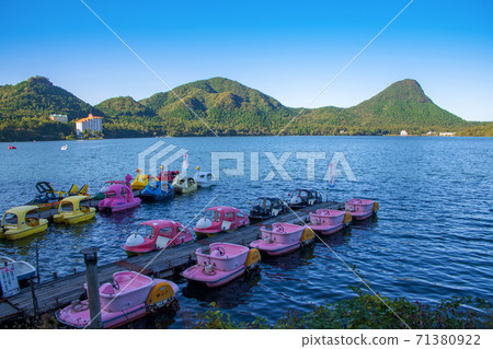 榛名縣立榛名公園的海岸上的初秋風光 71380922