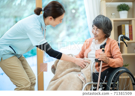 跪在高級女性上的照顧者護理形象高級 跪在高級女性上的照顧者護理形象高級 71381509