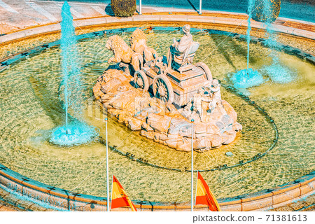 Cibeles Fountain (Fuente de La Diosa Cibeles, Fontano Cibelo) an 71381613