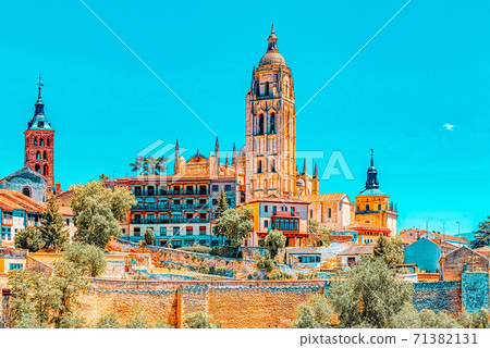 Panoramic landscape at the ancient city and cathedral of Segovia 71382131