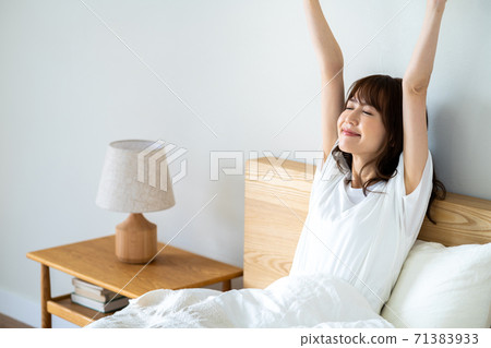 躺在床上放鬆的年輕女子 71383933