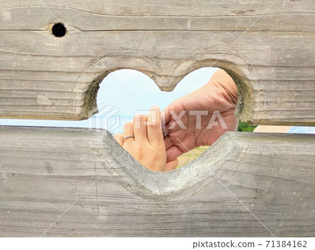 Couple holding hands over the heart (couple) 71384162