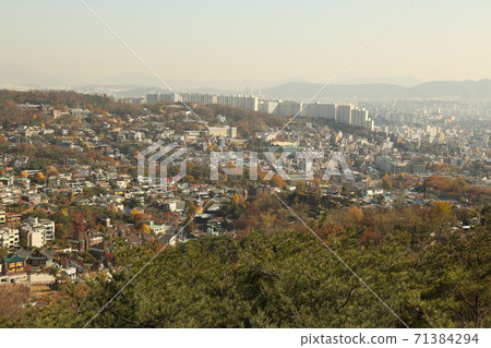 Hanyang, Doseong, Sunseong-gil, Seongbuk-dong, Waryong Park, autumn leaves 71384294