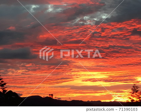 秋天的天空晚霞 71390103