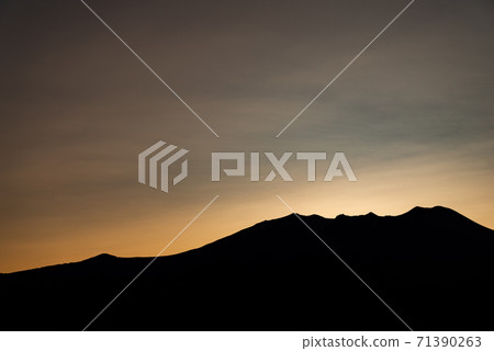 Mt. Ontake, a mountain that emerges at dusk Mt. Ontake, a mountain that emerges at dusk 71390263