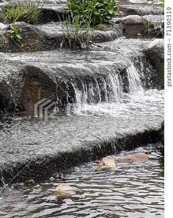 在清澈的山谷裡的小可愛瀑布 在清澈的山谷裡的小可愛瀑布 71390319