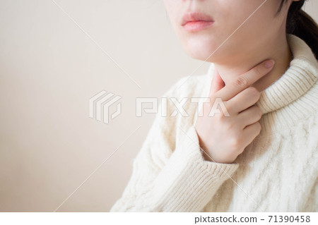 Sick women suffering from sore throat during winter season. Causes of throat pain include flu, common cold, respiratory tract infections or allergies. Close up. Copy space. 71390458