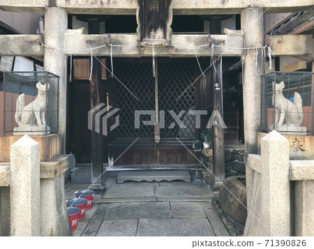 A small Mimori Inari Ogami hidden in a private house (Kyoto) 71390826