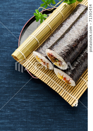 Sushi rolls  71391454