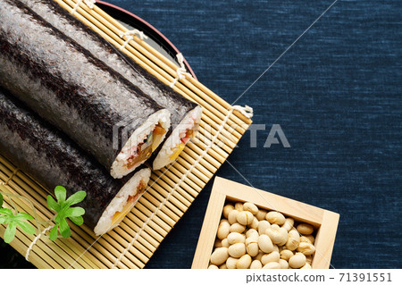 Setsubun sushi rolls and beans Setsubun sushi rolls and beans 71391551