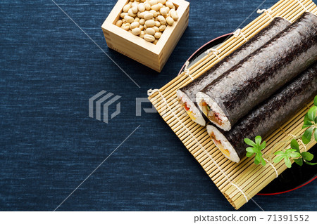Setsubun sushi rolls and beans 71391552