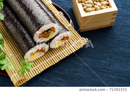 Setsubun sushi rolls and beans 71391553