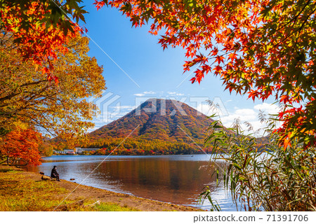 [群馬縣]秋色的榛名湖和富士榛名<上野山山> 71391706