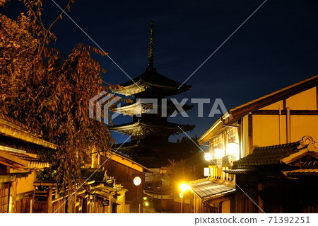 京都夜景,從三寧坂(Sannenzaka)到八坂塔 京都夜景,從三寧坂(Sannenzaka)到八坂塔 71392251