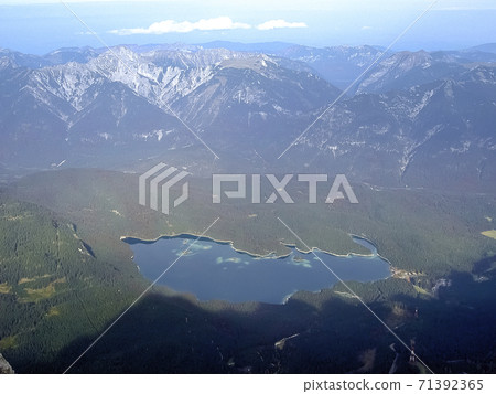 艾夫湖（Aipsee艾普湖）和從德國祖克皮策山頂上看到的阿爾卑斯山 71392365
