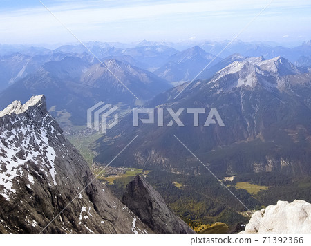 從德國Zukspitze的山頂看的奧地利蒂羅爾Ehrwald和阿爾卑斯山 71392366